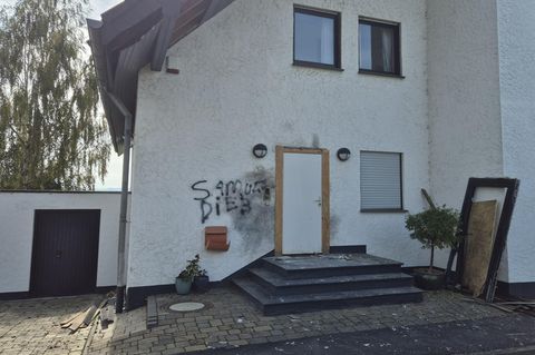 An der Eingangstür eines Hauses in Wachtberg sind Spuren einer Explosion zu sehen sowie der Schriftzug "Samuel Dieb"