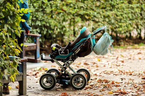 Missbrauch in Siegen: Ein verlassender Kinderwagen steht auf einem Spielplatz (Symbolbild)