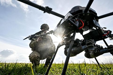 Ein Soldat der Ukraine startet eine Drohne gegen Russland
