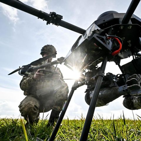 Ein Soldat der Ukraine startet eine Drohne gegen Russland