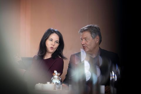 Außenministerin Annalena Baerbock und Vizekanzler Robert Habeck sollen Waffenlieferungen an Israel verzögert haben