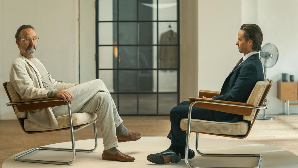 Szene aus "Achtsam morden": Peter Jordan und Tom Schilling sitzen sich gegenüber