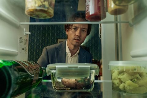Szene aus "Achtsam morden": Tom Schilling schaut auf einen Finger, der im Kühlschrank liegt