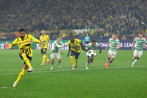 Emre Can verwandelt im Champions-League-Spiel gegen Celtic Glasgow einen Elfmeter