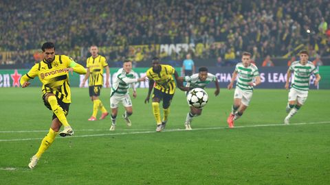Emre Can verwandelt im Champions-League-Spiel gegen Celtic Glasgow einen Elfmeter