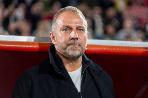 Hansi Flick im Oktober 2024 bei dem Abschiedsspiel von Podolski in Köln