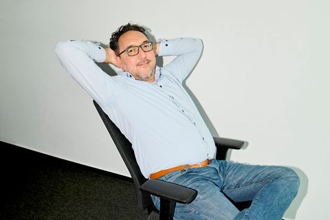 Cawa Younosi auf einem Bürostuhl