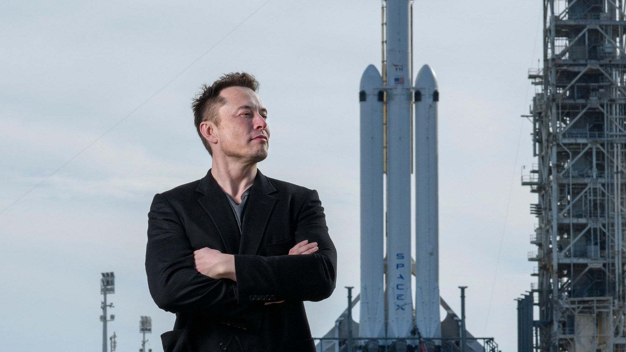Elon Musk posiert mit der SpaceX Falcon Heavy-Rakete