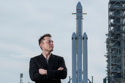 Elon Musk posiert mit der SpaceX Falcon Heavy-Rakete
