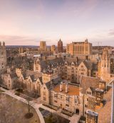 Das "World University Ranking 2025" von Times Higher Education wird weiterhin von Top-Hochschulen im Vereinigten Königreich und den USA dominiert. Doch die Experten des britischen Magazins warnen vor einem "besorgniserregenden Trend". In beiden Ländern verschlechtern sich demnach die Noten für Forschung und Lehre massiv. Die Yale University war von dieser Entwicklung zunächst nicht betroffen. Sie kam im Ranking für 2025 wie im Vorjahr auf Platz zehn der besten Universitäten der Welt. Die Experten vergaben in der Endnote 9,1 von 10,0 möglichen Punkten. Das beste Ergebnis in den fünf Hauptkategorien erzielte die US-Elitehochschule für die Qualität der Forschung (97,8 Punkte). Am schlechtesten wurde die internationale Ausrichtung bewertet (82,3 Punkte)