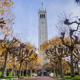 Auch das Renommee der Top-Universitäten in den USA hat laut dem Ranking gelitten. Gegen den Trend konnte sich allerdings die University of California in Berkeley verbessern. Sie stieg mit 94,5 Punkten vom neunten auf den achten Platz der besten Hochschulen weltweit. Nahezu perfekte Noten gab es für die Zusammenarbeit mit Unternehmen (99,5 Punkte), die Qualität der Forschung (99 Punkte) sowie für die Forschungsbedingungen (98,9 Punkte). Doch trotz der hohen Studiengebühren lässt auch hier die Qualität der Lehre oft zu wünschen übrig (87,2 Punkte)