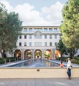 Das California Institute of Technology verteidigt nach Ansicht der THE-Experten den siebten Platz im Ranking der besten Universitäten der Welt. Die Ingenieurs-Kaderschmiede kam in der Endnote auf 96,3 Punkte. Für die Vernetzung mit der Industrie, unter anderem durch Patente, gab es erstmals in diesem Ranking die volle Punktzahl. Vergleichsweise gut schnitt auch die Lehre ab (95,2 Punkte). Abzüge gab es hingegen für CalTech, was den Anteil ausländischer Studierender und Forschender anbelangte