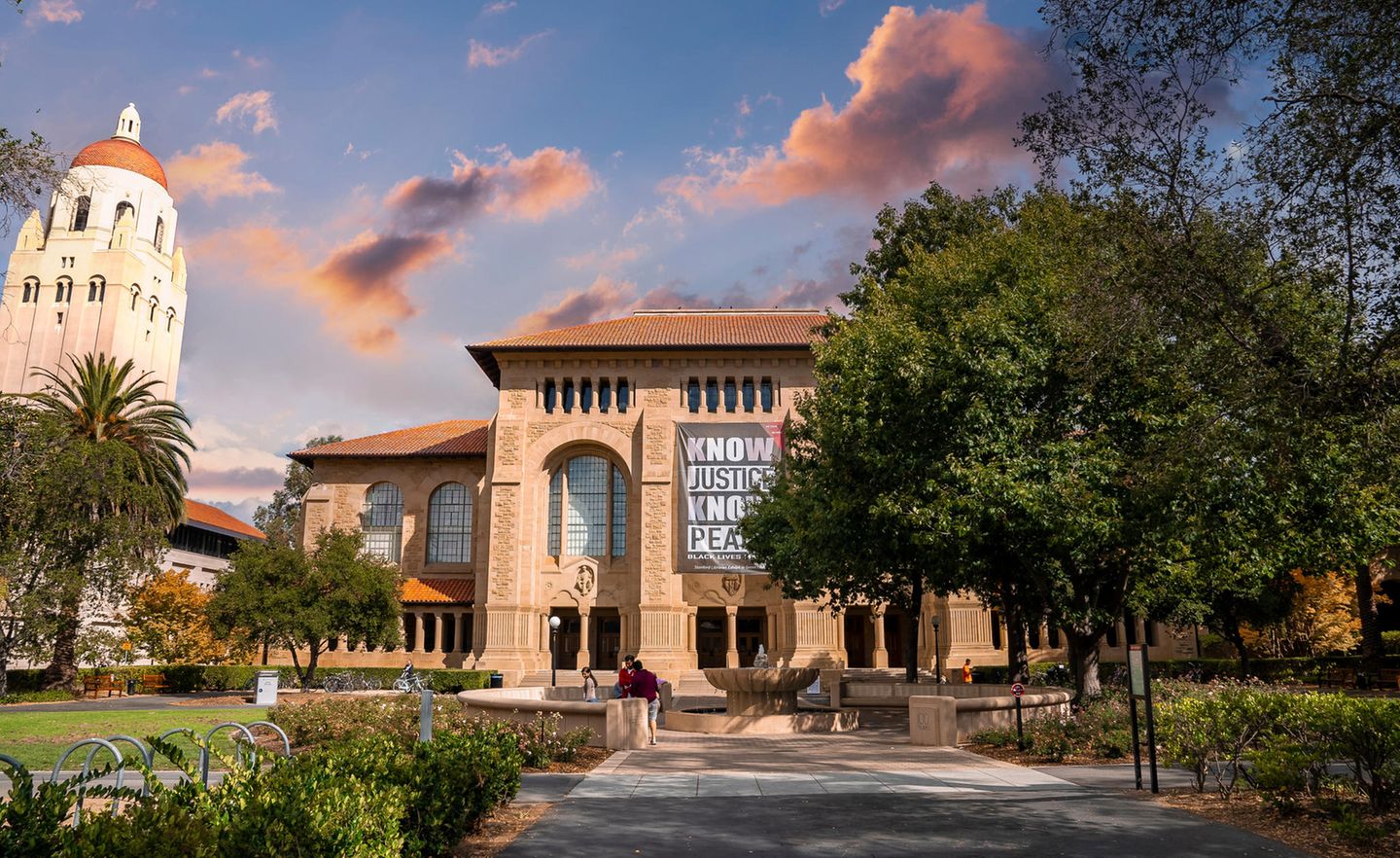 6 Stanford University Die große Verliererin unter den zehn besten Universitäten der Welt ist laut den Experten die Stanford University. Sie stürzte vom zweiten auf den sechsten Platz ab. Dies ist das schlechteste Ergebnis im THE-Ranking seit 2010. Die Experten begründeten dies mit der gesunkenen Performance in drei Kategorien: Lehre (97,5 Punkte), Forschungsbedingungen (97,3 Punkte) und internationale Ausrichtung (85,1 Punkte)