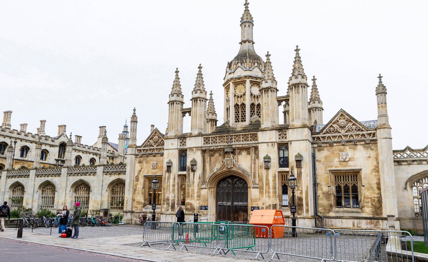 5 University of Cambridge Trotz des Abwärtstrends vieler Top-Hochschulen in England konnte die University of Cambridge ihren fünften Platz halten. Die Analysten vergaben in der Endnote 97,4 Punkte. Forschende finden den Angaben zufolge in Cambridge nahezu ideale Bedingungen vor (99,9 Punkte). Allerdings könnte die Forschung laut dem Ranking besser mit der Industrie verzahnt sein. Hier gab es mit 88,4 Punkten das schlechteste Einzelergebnis. Nick Hillman, Direkter des Higher Education Policy Institutes in Oxford machte für den Abstieg britischer Top-Universitäten im Ranking mangelnde Finanzmittel verantwortlich. Insbesondere die Lehre sei unterfinanziert, kritisierte er laut THE. Folgen seien mehr Studierende je Lehrkraft, fehlende Sprechstunden und Probleme, Arbeiten angemessen und fristgerecht zu benoten