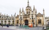 Trotz des Abwärtstrends vieler Top-Hochschulen in England konnte die University of Cambridge ihren fünften Platz halten. Die Analysten vergaben in der Endnote 97,4 Punkte. Forschende finden den Angaben zufolge in Cambridge nahezu ideale Bedingungen vor (99,9 Punkte). Allerdings könnte die Forschung laut dem Ranking besser mit der Industrie verzahnt sein. Hier gab es mit 88,4 Punkten das schlechteste Einzelergebnis. Nick Hillman, Direkter des Higher Education Policy Institutes in Oxford machte für den Abstieg britischer Top-Universitäten im Ranking mangelnde Finanzmittel verantwortlich. Insbesondere die Lehre sei unterfinanziert, kritisierte er laut THE. Folgen seien mehr Studierende je Lehrkraft, fehlende Sprechstunden und Probleme, Arbeiten angemessen und fristgerecht zu benoten