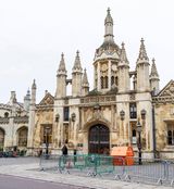 Trotz des Abwärtstrends vieler Top-Hochschulen in England konnte die University of Cambridge ihren fünften Platz halten. Die Analysten vergaben in der Endnote 97,4 Punkte. Forschende finden den Angaben zufolge in Cambridge nahezu ideale Bedingungen vor (99,9 Punkte). Allerdings könnte die Forschung laut dem Ranking besser mit der Industrie verzahnt sein. Hier gab es mit 88,4 Punkten das schlechteste Einzelergebnis. Nick Hillman, Direkter des Higher Education Policy Institutes in Oxford machte für den Abstieg britischer Top-Universitäten im Ranking mangelnde Finanzmittel verantwortlich. Insbesondere die Lehre sei unterfinanziert, kritisierte er laut THE. Folgen seien mehr Studierende je Lehrkraft, fehlende Sprechstunden und Probleme, Arbeiten angemessen und fristgerecht zu benoten