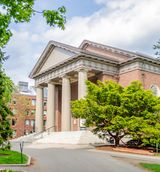 Abgestraft wurde im Ranking auch die Harvard University. Sie fiel vom zweiten auf den vierten Platz. Damit musste der 1636 gegründete Ivy-League-Vertreter gleich zwei Konkurrenten aus den USA den Vortritt lassen. Zwar gab es für die Qualität der Forschung Spitzennoten. 51 Prozent Frauen in der Belegschaft war der zweithöchste Wert in den Top 10. Sehr schlecht schnitt Harvard nach Ansicht der Experten hingegen beim Bereich "Wirtschaft" ab. Zudem sank die Zahl der Studierenden von 21.887 auf 20.050. Jeder Vierte kam aus dem Ausland