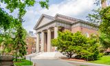 Abgestraft wurde im Ranking auch die Harvard University. Sie fiel vom zweiten auf den vierten Platz. Damit musste der 1636 gegründete Ivy-League-Vertreter gleich zwei Konkurrenten aus den USA den Vortritt lassen. Zwar gab es für die Qualität der Forschung Spitzennoten. 51 Prozent Frauen in der Belegschaft war der zweithöchste Wert in den Top 10. Sehr schlecht schnitt Harvard nach Ansicht der Experten hingegen beim Bereich "Wirtschaft" ab. Zudem sank die Zahl der Studierenden von 21.887 auf 20.050. Jeder Vierte kam aus dem Ausland