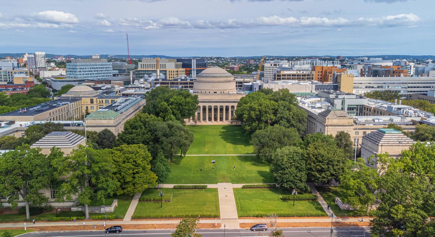 2 Massachusetts Institute of Technology Die Schwäche von Stanford kam im Ranking der besten Hochschulen 2025 dem Massachusetts Institute of Technology (MIT) zugute. Es schob sich vom dritten auf den zweiten Platz vor und wurde damit laut THE die aktuell beste Universität der USA (Endnote: 98,1). Das MIT konnte sich damit über die bislang beste Platzierung in dem renommierten Ranking freuen. Es war nach Ansicht der Experten neben Princeton der zweite Geheimfavorit in den Top 10 und konnte in der Spitzengruppe mit der besten Note für die Lehre punkten (99,2)