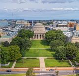 Die Schwäche von Stanford kam im Ranking der besten Hochschulen 2025 dem Massachusetts Institute of Technology (MIT) zugute. Es schob sich vom dritten auf den zweiten Platz vor und wurde damit laut THE die aktuell beste Universität der USA (Endnote: 98,1). Das MIT konnte sich damit über die bislang beste Platzierung in dem renommierten Ranking freuen. Es war nach Ansicht der Experten neben Princeton der zweite Geheimfavorit in den Top 10 und konnte in der Spitzengruppe mit der besten Note für die Lehre punkten (99,2)