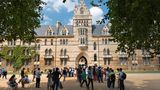 Die Universität von Oxford bleibt laut THE die beste Universität der Welt. Die Experten kürten die um 1096 gegründete Bildungseinrichtung das neunte Jahr in Folge zur Nummer eins. Sie schlug damit den Angaben zufolge Harvards acht-Jahre-Lauf, der 2011 zu Ende gegangen war. Oxford stach nach Ansicht der Analysten in den Top 5 insbesondere durch die internationale Ausrichtung bei Forschungsvorhaben und in der Studentenschaft hervor (97,3 Punkte). Die Endnote belief sich auf 98,5 Punkte. Für die Lehre gab es 96,8 Punkte