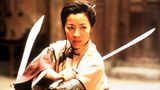 Michelle Yeoh alias Yu Xiu Lian kämpft mit zwei Schwertern