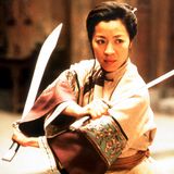 Michelle Yeoh alias Yu Xiu Lian kämpft mit zwei Schwertern