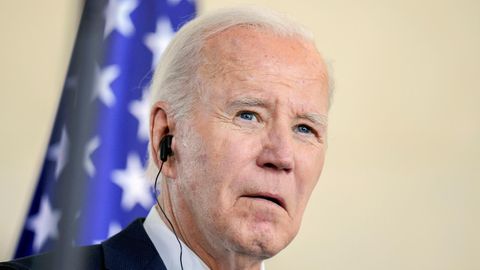 Joe Biden blickt konzentriert zur Seite