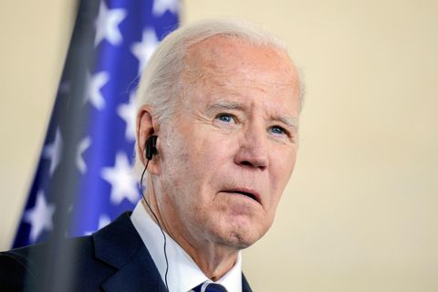 Joe Biden blickt konzentriert zur Seite