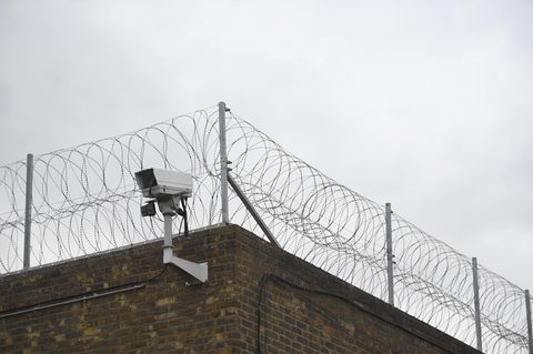 Eine Kamera auf der Mauer des Pentonville-Gefängnisses in Großbritannien