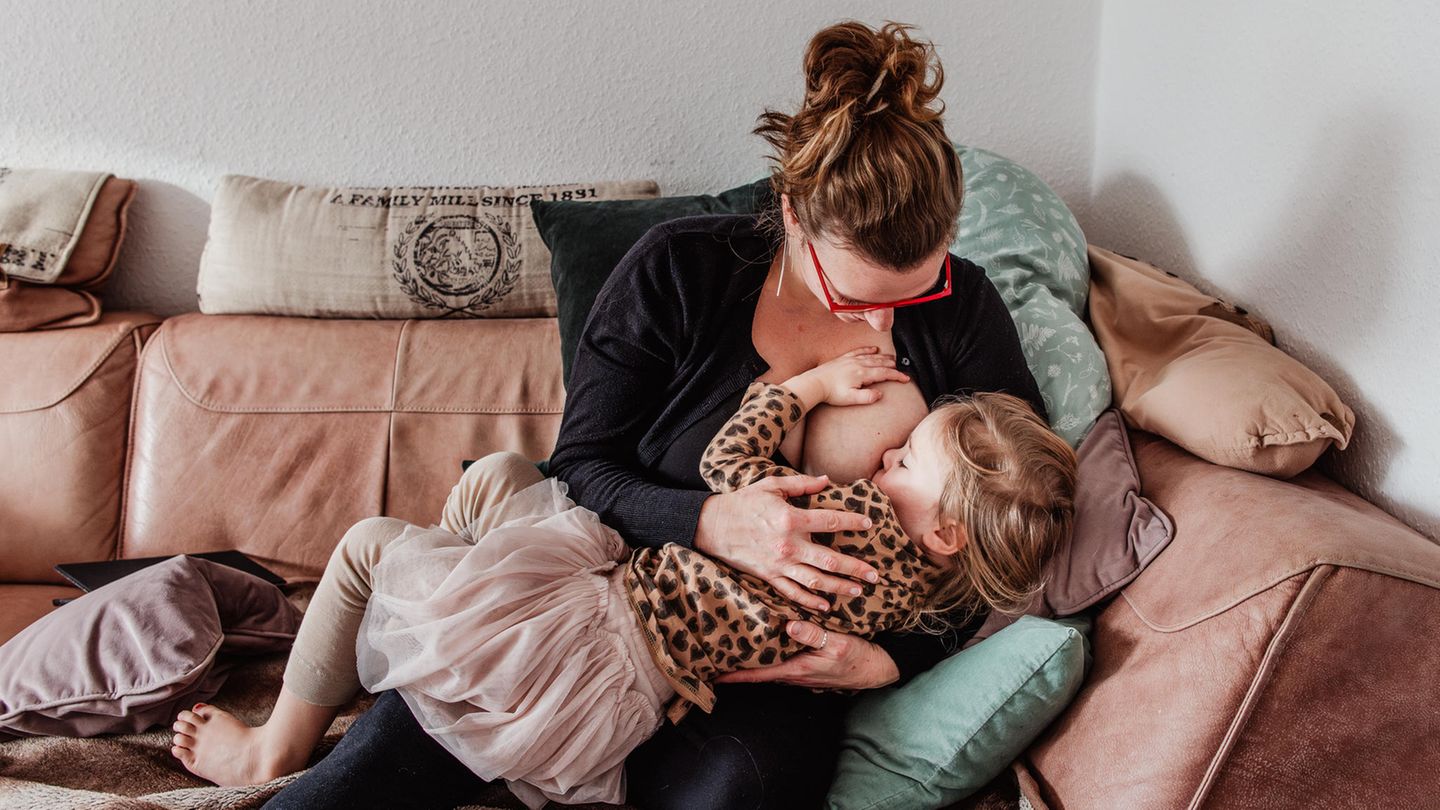 Langzeitstillen Langzeitstillen: Eine Frau stillt ihr fast vierjähriges Kind auf dem Sofa