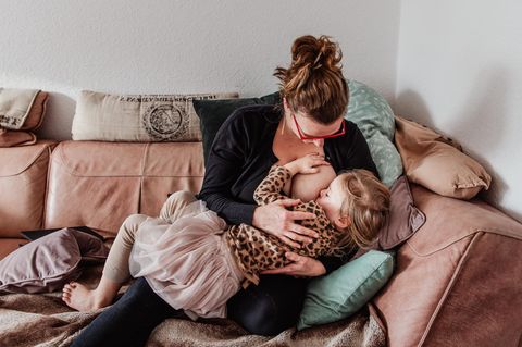Langzeitstillen: Eine Frau stillt ihr fast vierjähriges Kind auf dem Sofa