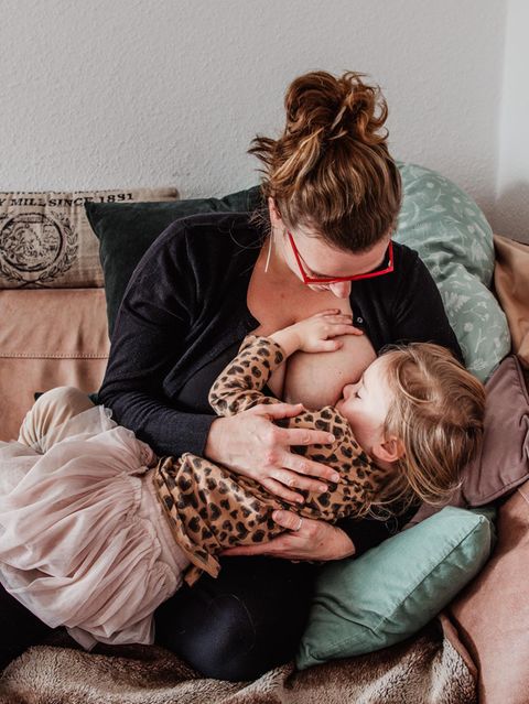 Langzeitstillen: Eine Frau stillt ihr fast vierjähriges Kind auf dem Sofa