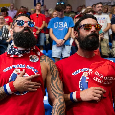 Sie sind die "MAGA Boyz". Zwei junge Männer warten auf den Auftritt ihres Helden Donald Trump