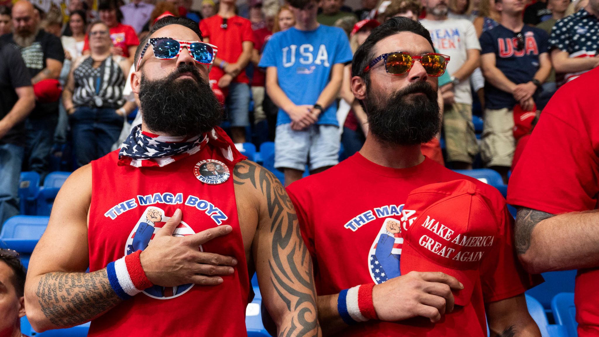 Sie sind die "MAGA Boyz". Zwei junge Männer warten auf den Auftritt ihres Helden Donald Trump