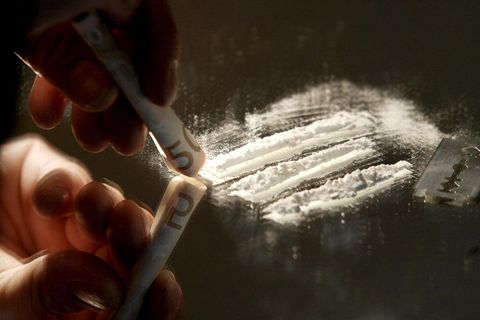 In der Düsseldorfer Altstadt fand die Polizei bei einer Razzia neben Koks und Cannabis auch jede Menge Waffen bei einer bekannten Pizzeria. Der Fund wurde beschlagnahmt.
