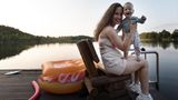 Elina Gulko, 26, mit Aaron, Steg am Kloster Götschendorf