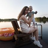 Elina Gulko, 26, mit Aaron, Steg am Kloster Götschendorf