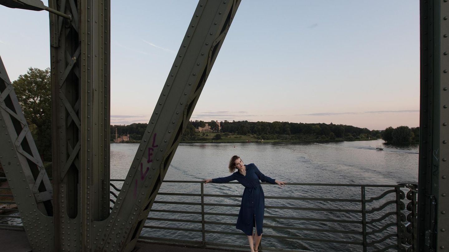 Felicitas Hönicke, 32, Glienicker Brücke in Potsdam Felicitas Hönicke, 32, Glienicker Brücke in Potsdam