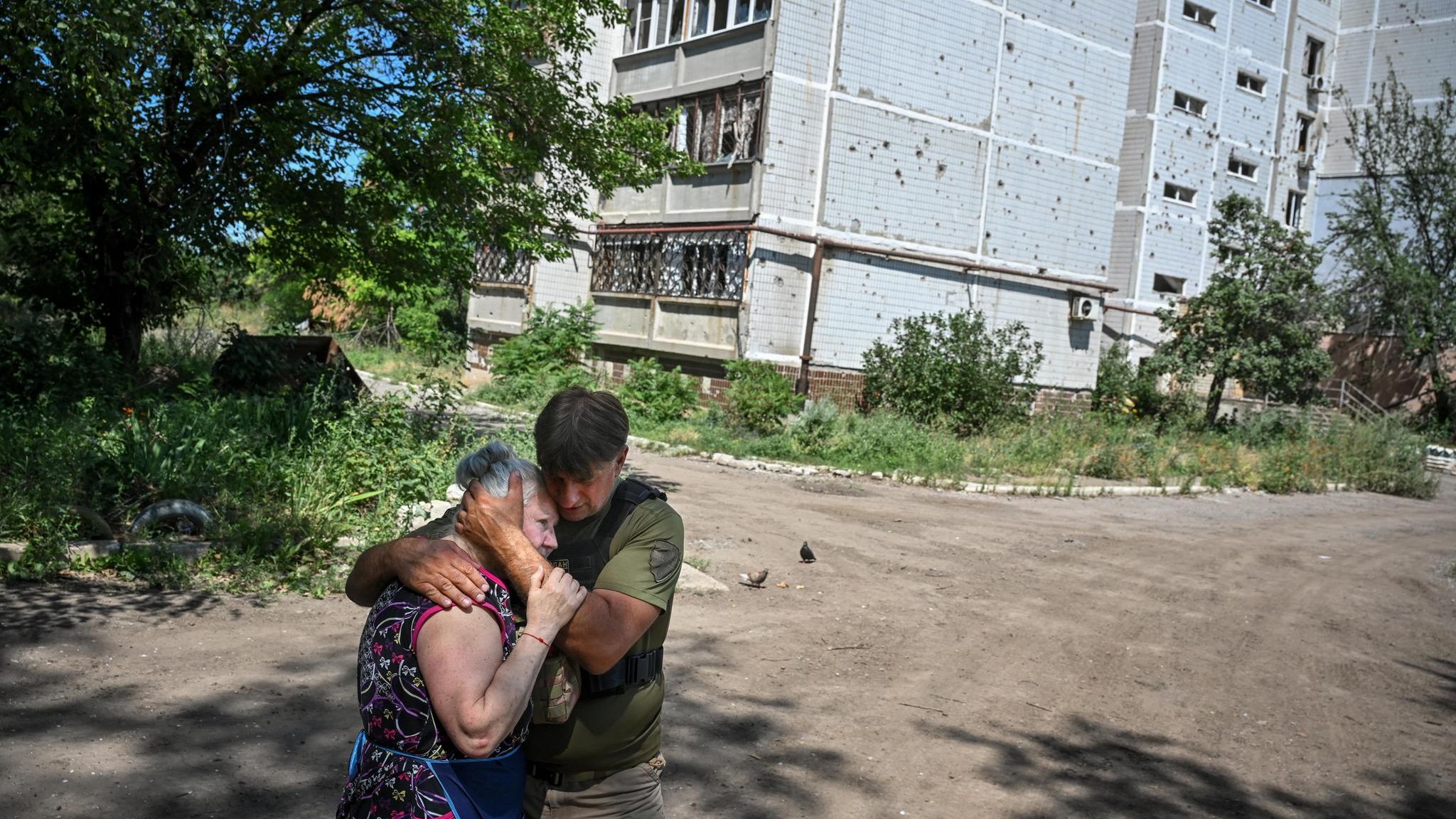 Ein Mann hält eine Frau in der Ukraine im Arm