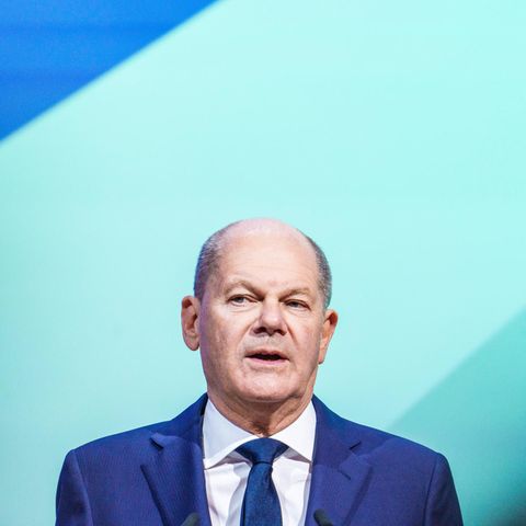 Olaf Scholz vor blauem Grund