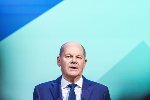Olaf Scholz vor blauem Grund