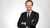 Dominik Bonholt  Ich habe eine so richtig klassische Ausbildung zum Groß- und Außenhandelskaufmann absolviert, Schwerpunkt Außenhandel. Das war hier in Hamburg beim ehrwürdigen Kaffeeröster Darboven. Das Produkt Kaffee fasziniert mich seit meiner Kindheit, da liegt wohl in der Familie. Mein Urgroßvater war Kaffeehändler in Kolumbien und mein Großonkel betrieb eine Kaffeeplantage in Venezuela. Deren Geschichten haben mich schon als Kind fasziniert. Nach der Ausbildung habe ich bei Darboven neben meinem Studium der Betriebswirtschaft mit dem Schwerpunkt Management als Werkstudent weiter gearbeitet. Ich war jung und nach sechs Jahren in der Kaffeebranche wollte ich meinen Horizont erweitern. Möglichst in einer völlig anderen Branche.   Dann sah ich die Anzeige der Behrenberg Bank. Die suchten einen "Junior Tax Compliance Manager". Das sind jene Leute, die auf die Einhaltung der gesetzlichen Regularien bei Geschäftsprozessen achten, also die Datenschutzgrundverordnung DSGVO oder die GOPD, die Grundsätze der ordnungsgemäßen Buchführung. Ein Teil davon kannte ich zwar aus meinem Studium, doch das meiste war mir völlig neu. Die Stellenausschreibung richtete sich jedoch ausdrücklich an Menschen, die nicht aus der Finanzwelt kommen und neue Perspektiven einbringen konnten. Was hatte ich da also zu verlieren?  Gleich das erste Bewerbungsgespräch verlief sehr nett und positiv. Denen war bewusst, dass ich in Sachen Steuern nicht viel vorzuweisen hatte. Doch das war kein Hinderungsgrund, eher im Gegenteil. Nach dem zweiten Gespräch kam die Zusage schon wenige Stunden später. Am wichtigsten war denen, dass ich Lust auf die Tätigkeit hatte und gut ins Team passte. Der hohe Wert des menschlichen Faktors scheint mir das Erfolgsrezept der Bank zu sein. Angenommen, es gibt zwei Bewerber für eine Stelle. Der erste Bewerber erfüllt fachliche alle Anforderungen, passt aber von der Chemie her nicht ins Team. Der zweite erfüllt fachlich nicht alle Punkte, passt jedoch menschlich in die Gruppe, dann wird der zweite Bewerber eingestellt.  In der täglichen Arbeit merkt man das absolut. Das Miteinander ist großartig, es bringt einfach Spaß.   Das Kaffeegeschäft war eine schöne Zeit, doch ich freue mich auf weitere Veränderungen. Derzeit mache ich neben meinem Vollzeitberuf meinen Master in Business Consulting und Digital Management. Nach Abschluss des Studiums sehe ich dann weiter. Mal sehen, was dann kommt. 