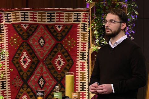 Nach einem emotionalen Pitch entscheidet der Juror sich im letzten Moment für eine Investititon in das Start-Up "FeelNature". Gemeinsam will er die junge Marke vor dem Ruin retten.