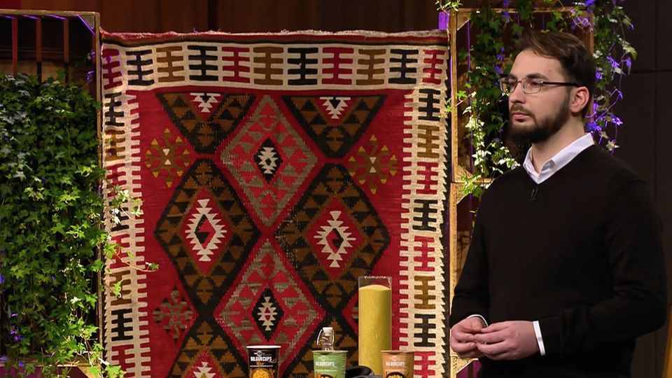 Nach einem emotionalen Pitch entscheidet der Juror sich im letzten Moment für eine Investititon in das Start-Up "FeelNature". Gemeinsam will er die junge Marke vor dem Ruin retten.