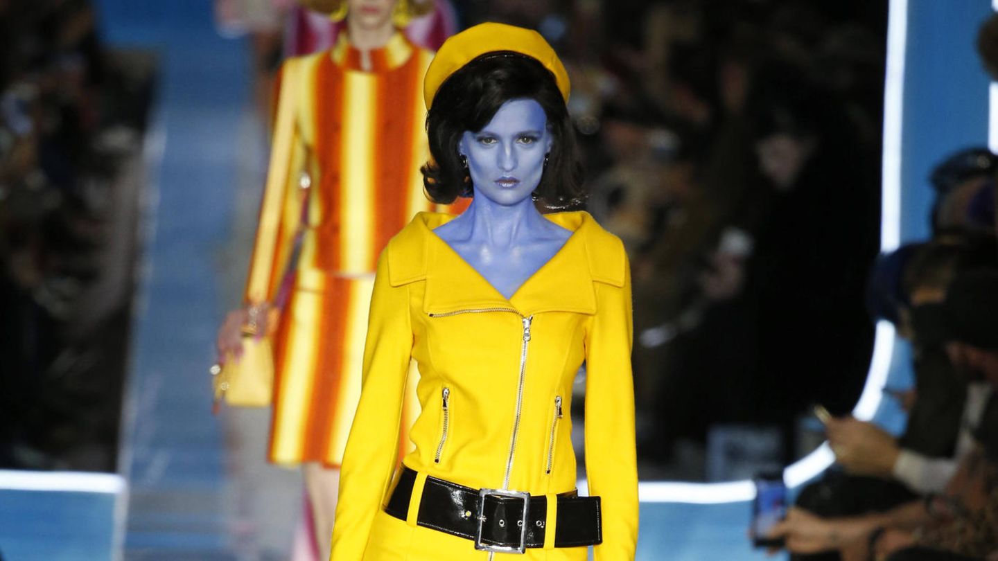 Raumfahrt: Auf der Mailänder Modewoche 2018 präsentierte Moschino eine Herbst-Winter-Kollektion, die uns direkt in die schillernden 60er-Jahre zurückbeamte. Die Models trugen pastellfarbene Kleider mit eleganten Pillbox-Hüten à la Jackie Kennedy und hatten ihre Haut blau, grün und orange eingefärbt. Eine Anspielung auf Verschwörungstheorien, die besagen, dass die First Lady eine Alien-Undercover-Agentin war Auf der Mailänder Modewoche 2018 präsentierte Moschino eine Herbst-Winter-Kollektion, die uns direkt in die schillernden 60er-Jahre zurückbeamte. Die Models trugen pastellfarbene Kleider mit eleganten Pillbox-Hüten à la Jackie Kennedy und hatten ihre Haut blau, grün und orange eingefärbt. Eine Anspielung auf Verschwörungstheorien, die besagen, dass die First Lady eine Alien-Undercover-Agentin war