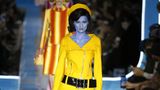 Auf der Mailänder Modewoche 2018 präsentierte Moschino eine Herbst-Winter-Kollektion, die uns direkt in die schillernden 60er-Jahre zurückbeamte. Die Models trugen pastellfarbene Kleider mit eleganten Pillbox-Hüten à la Jackie Kennedy und hatten ihre Haut blau, grün und orange eingefärbt. Eine Anspielung auf Verschwörungstheorien, die besagen, dass die First Lady eine Alien-Undercover-Agentin war