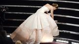 Jennifer Lawrence stürzt auf einer Treppe