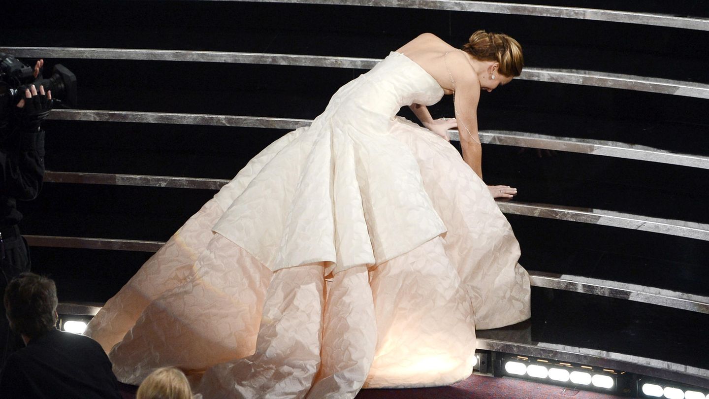 Jennifer Lawrence stürzt auf einer Treppe