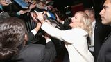 Jennifer Lawrence gibt Autogramme bei einer Premiere von Tribute von Panem in Los Angeles